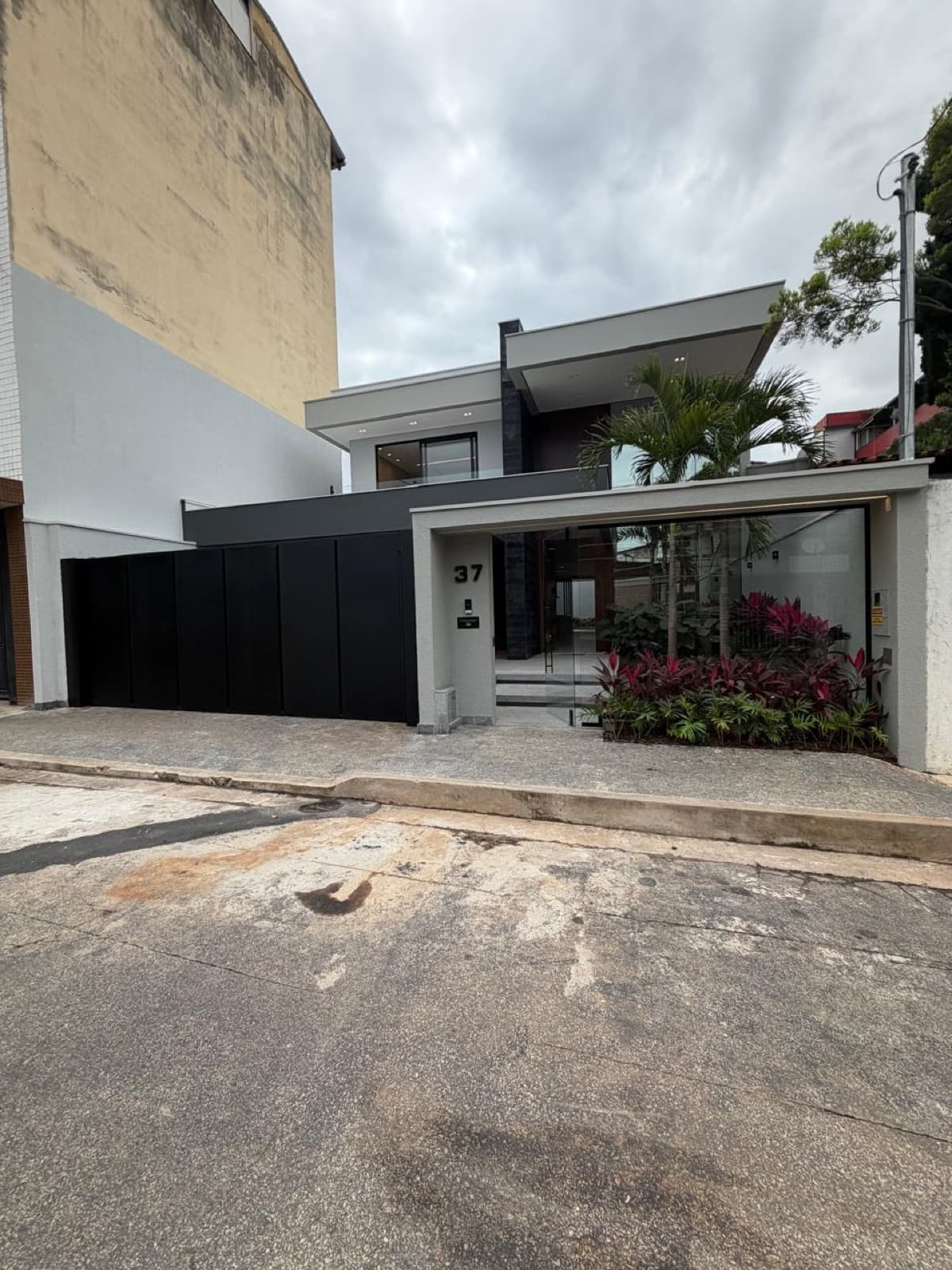 Casa de Alto Padrão com 4 Suítes no Cariru